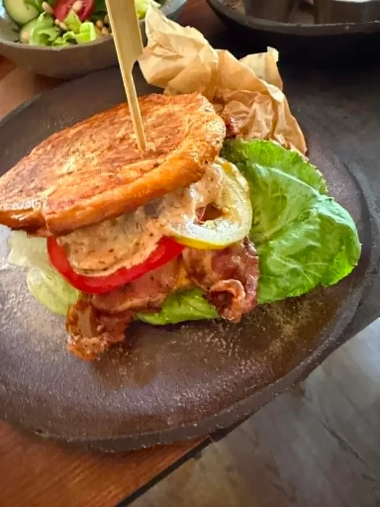 Croissant smash burger