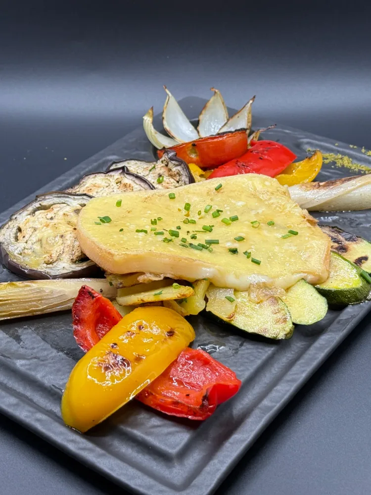 Gegrillter Pragser Stangenkäse