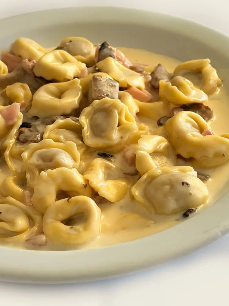 TORTELLINI PANNA, PROSCIUTTO E FUNGHI