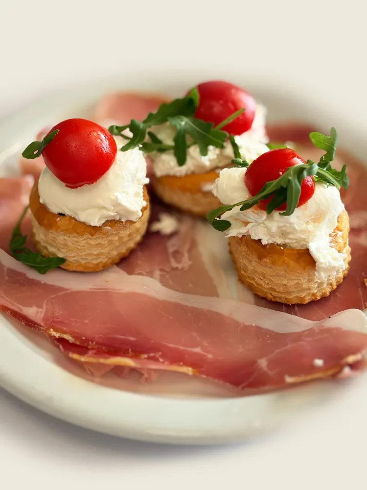 CESTINO DI SFOGLIA BURRATA E CRUDO