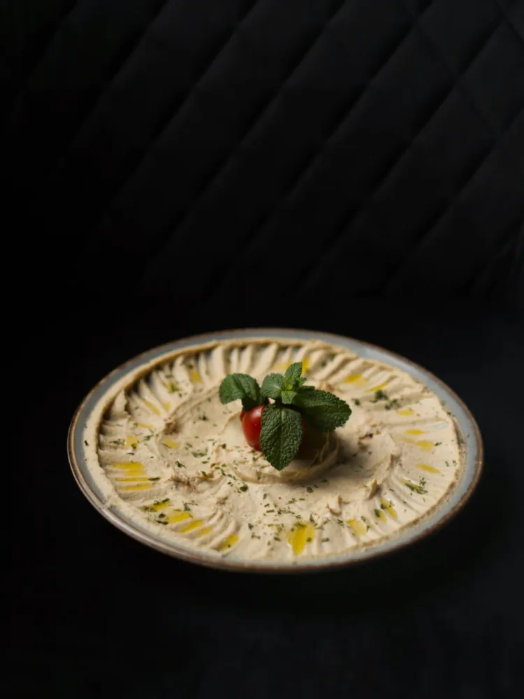 Homemade Hummus mit Brot