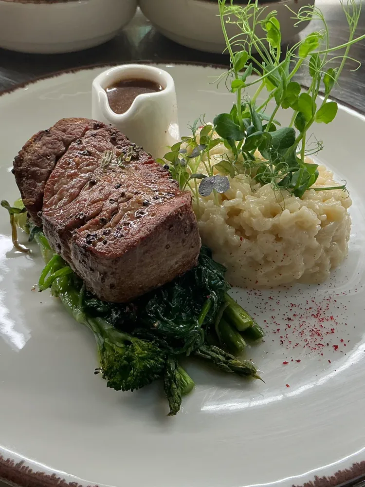 Black Angus Rindsfilet mit Rosmarinjus und cremigem Risotto